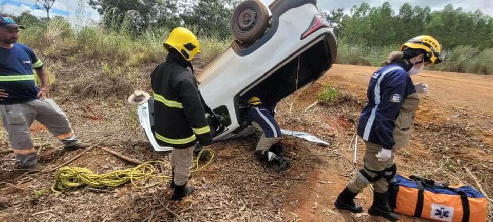 Acidente envolveu colisão entre caminhonete e caminhão; vítima foi socorrida pelo Corpo de Bombeiros e encaminhada ao hospital em Lucas do Rio Verde