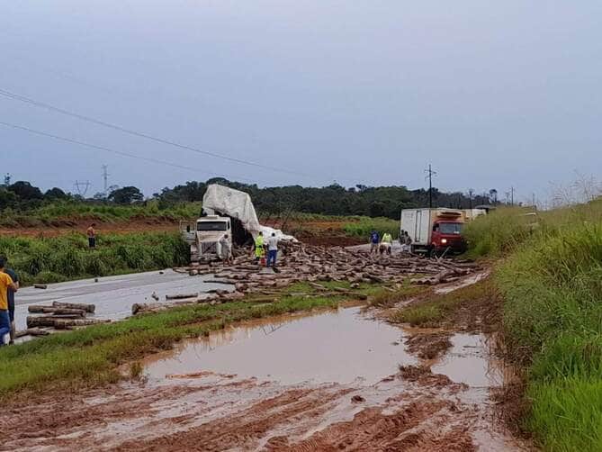 Motorista saiu ileso e recusou atendimento médico; equipes da Nova Rota trabalham na liberação total da via