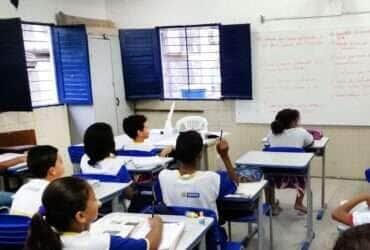 Recife – Alunos da Escola Municipal Abílio Gomes, na capital pernambucana, usam livros didáticos que podem ser proibidos pela Câmara de Vereadores (Sumaia Villela/Agência Brasil)