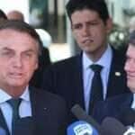 O presidente Jair Bolsonaro e o ministro da Infraestrutura, Tarcísio de Freitas durante entrevista à imprensa