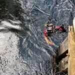 Motorista é encontrado morto após caminhão com toras cair de ponte em Feliz Natal