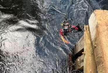 Motorista é encontrado morto após caminhão com toras cair de ponte em Feliz Natal