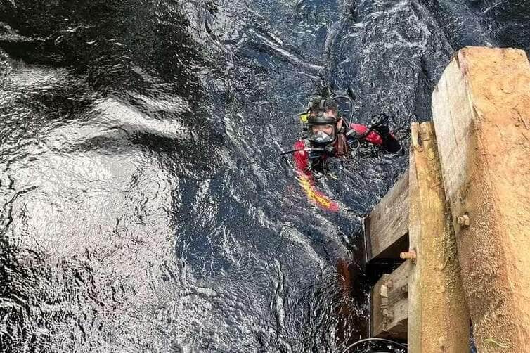 Motorista é encontrado morto após caminhão com toras cair de ponte em Feliz Natal