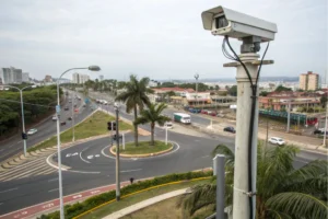 camera-de-seguran-a-em-poste-p-blico--em-uma-rotat