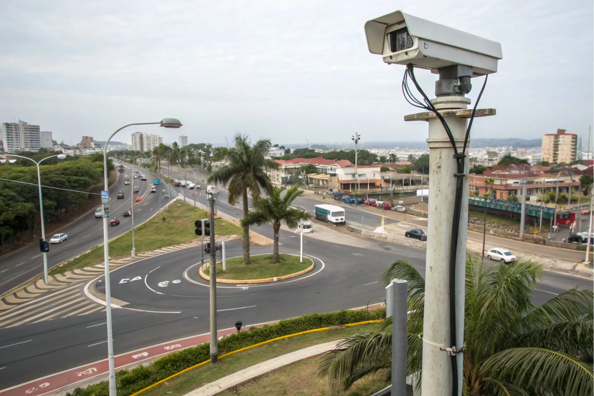 camera-de-seguran-a-em-poste-p-blico--em-uma-rotat