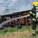 Caminhonete é consumida pelo fogo após possível capotamento na zona rural de Lucas do Rio Verde