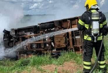 Caminhonete é consumida pelo fogo após possível capotamento na zona rural de Lucas do Rio Verde