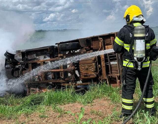 Caminhonete é consumida pelo fogo após possível capotamento na zona rural de Lucas do Rio Verde