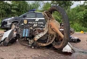 Condutor do caminhão relatou que motociclista fazia "zig-zag" na pista antes do impacto; vítima usava tornozeleira eletrônica e não possuía CNH