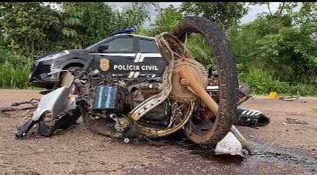 Condutor do caminhão relatou que motociclista fazia "zig-zag" na pista antes do impacto; vítima usava tornozeleira eletrônica e não possuía CNH