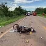 Condutor do caminhão relatou que motociclista fazia "zig-zag" na pista antes do impacto; vítima usava tornozeleira eletrônica e não possuía CNH