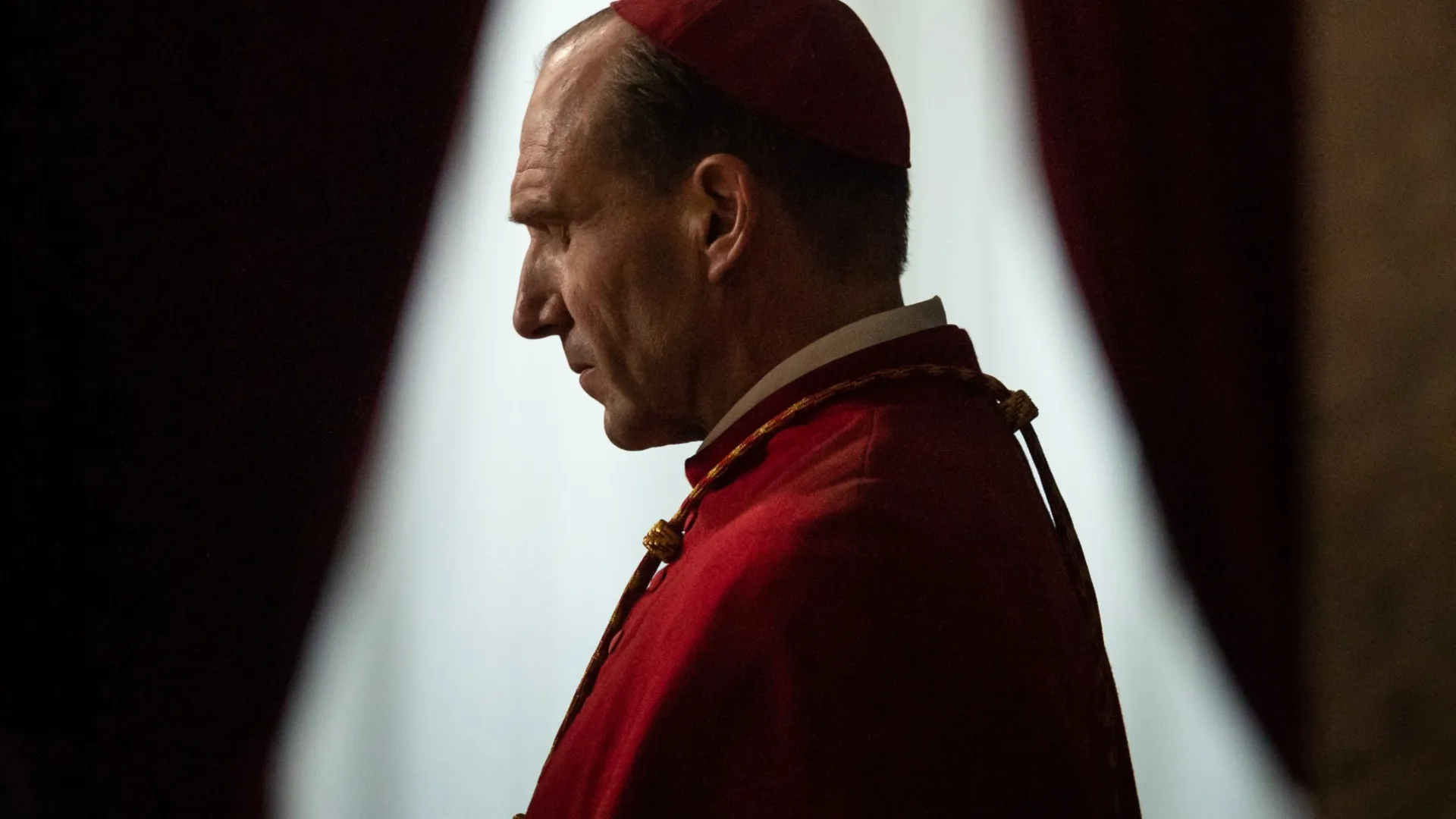 O ator Ralph Fiennes protagoniza o longa "Conclave"