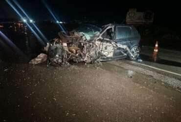 Homem fica ferido após colisão entre carro e caminhão na Rodovia dos Imigrantes, em Cuiabá