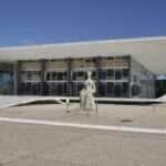 Fachada do Supremo Tribunal Federal (STF) com estátua A Justiça, de Alfredo Ceschiatti, em primeiro plano.