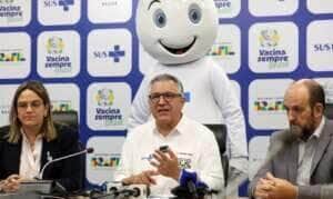 Brasília (DF), 10/04/2025 - Secretária de Atenção Primária à Saúde Ana Luiza Caldas, o ministro da Saúde Alexandre Padilha e o Secretário Executivo do CONASEMS Mauro Junqueira durante apresentação de ação de vacinação nas escolas, por meio do Programa Saúde na Escola. Foto: Antonio Cruz/Agência Brasil