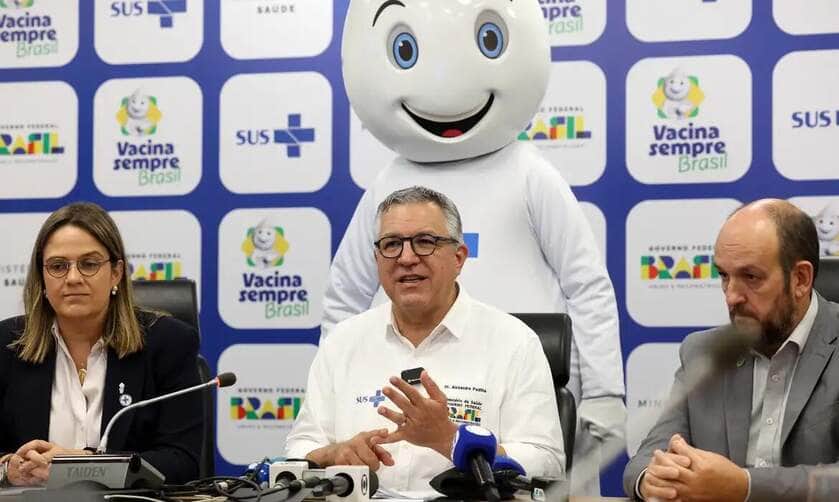 Brasília (DF), 10/04/2025 - Secretária de Atenção Primária à Saúde Ana Luiza Caldas, o ministro da Saúde Alexandre Padilha e o Secretário Executivo do CONASEMS Mauro Junqueira durante apresentação de ação de vacinação nas escolas, por meio do Programa Saúde na Escola. Foto: Antonio Cruz/Agência Brasil