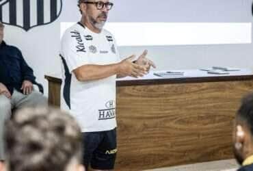 Cleber Xavier é contratado como novo técnico do Santos, em 29/04/2025