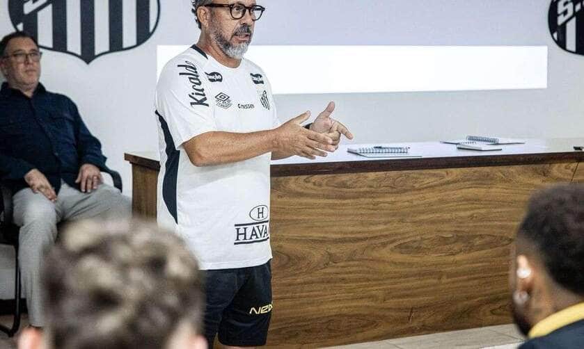 Cleber Xavier é contratado como novo técnico do Santos, em 29/04/2025