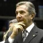 Brasília  - O senador Fernando Collor de Mello participa da sessão do Senado destinada a analisar e votar projetos orçamentários. Entre os projetos o PLN 5/15, que ajusta a meta fiscal (Valter Campanato/Agência Brasil)