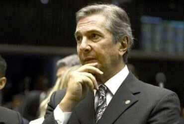 Brasília  - O senador Fernando Collor de Mello participa da sessão do Senado destinada a analisar e votar projetos orçamentários. Entre os projetos o PLN 5/15, que ajusta a meta fiscal (Valter Campanato/Agência Brasil)