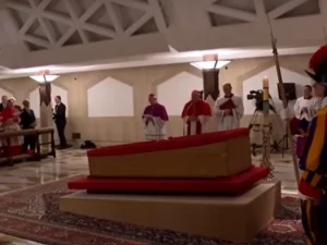 foto-vaticano-divulga-imagens-do-corpo-do-papa-francisco-em-caixao-no-vaticano-2