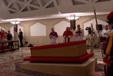 foto-vaticano-divulga-imagens-do-corpo-do-papa-francisco-em-caixao-no-vaticano-2