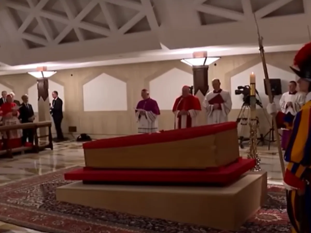 foto-vaticano-divulga-imagens-do-corpo-do-papa-francisco-em-caixao-no-vaticano-2