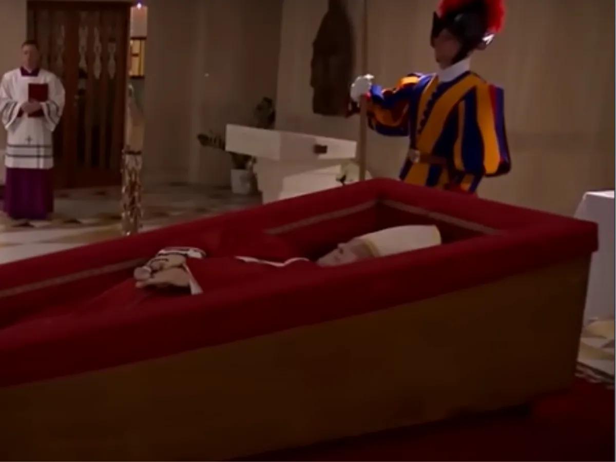 foto-vaticano-divulga-imagens-do-corpo-do-papa-francisco-em-caixao-no-vaticano-3