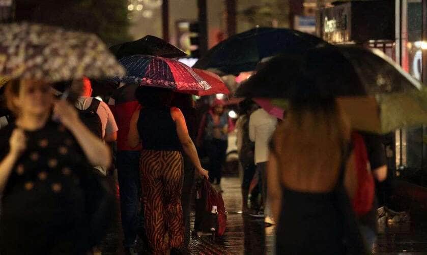 São Paulo (SP), 31/03/2025 - Pessoas durante chuva na Avenida Paulista. Foto: Paulo Pinto/Agência Brasil