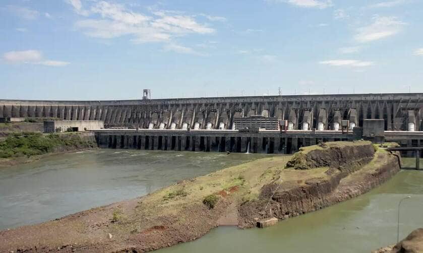 Foz do Iguaçu (PR), 02/01/2025 – Vista da hidrelétrica de Itaipu Binacional, a hidrelétrica foi criada em 26 de abril de 1973 e regida em igualdade entre Brasil e Paraguai. A usina está localizada no Rio Paraná, no trecho de fronteira entre o Brasil e o Paraguai, 14 km ao Norte da Ponte da Amizade, nos municípios de Foz do Iguaçu, no Brasil, e Hernandarias, no Paraguai. Foto: Joédson Alves/Agência Brasil