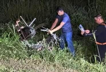 Colisão entre moto e carro aconteceu na noite desta segunda-feira (21), próximo à ponte do Rio Parizinho; motorista do carro foi socorrido