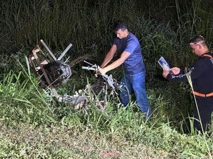 Colisão entre moto e carro aconteceu na noite desta segunda-feira (21), próximo à ponte do Rio Parizinho; motorista do carro foi socorrido