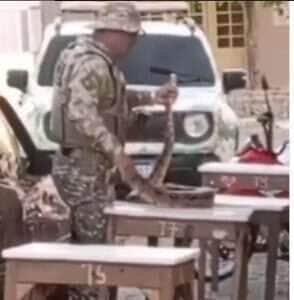 Homem é flagrado manuseando cobra de forma imprópria em via pública e acaba conduzido por maus-tratos