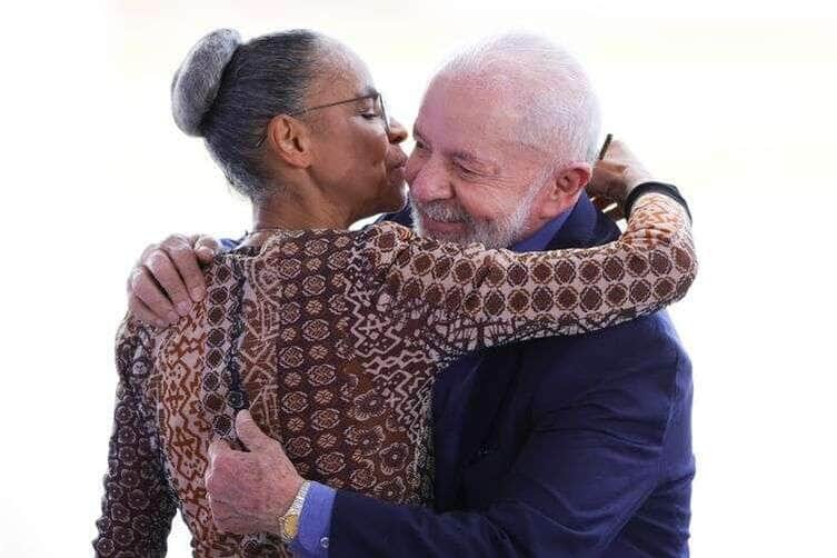 Brasília (DF) 17/04/2025 O presidente Luiz Inácio Lula da Silva, acompanhado da ministras do Meio Ambiente, Marina Silva, lança o Sistema Nacional de Identificação de Cães e Gatos, SinPatinha. Assina também decreto que institui o Programa Nacional de Proteção e Manejo Populacional Ético de Cães e Gatos (ProPatinhas). Foto: Fabio Rodrigues-Pozzebom/ Agência Brasil