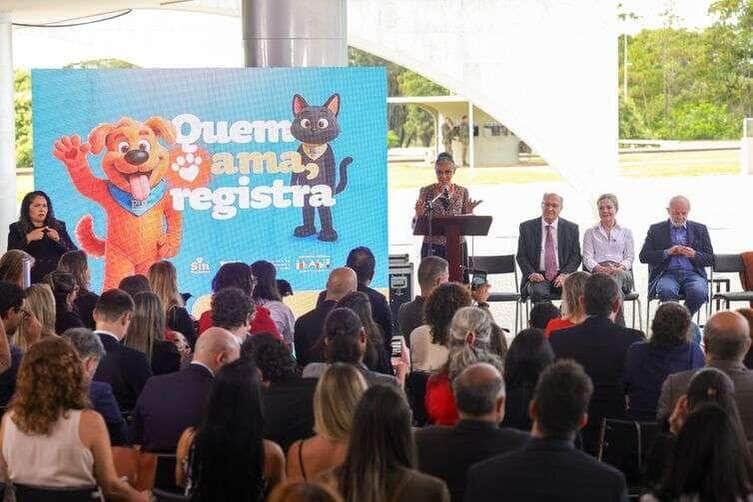 Brasília (DF) 17/04/2025 A ministra do Meio Ambiente, Marina Silva, discursa durante lançamento do Sistema Nacional de Identificação de Cães e Gatos, SinPatinha. Assina também decreto que institui o Programa Nacional de Proteção e Manejo Populacional Ético de Cães e Gatos (ProPatinhas). Foto: Fabio Rodrigues-Pozzebom/ Agência Brasil