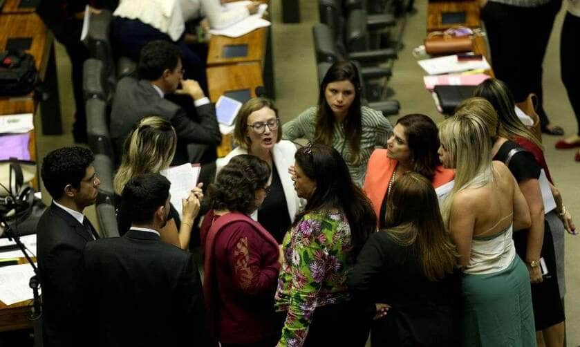 Brasília - A 2ª secretária da Mesa da Câmara, Mariana Carvalho, preside sessão para votar projetos de lei considerados prioritários pela bancada feminina (Wilson Dias/Agência Brasil)