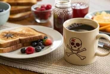 Xícara de café envenenado simbolizando a tentativa de homicídio em Mato Grosso