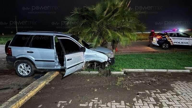 Acidente ocorreu na noite de domingo; duas pessoas ficaram feridas e foram encaminhadas ao hospital