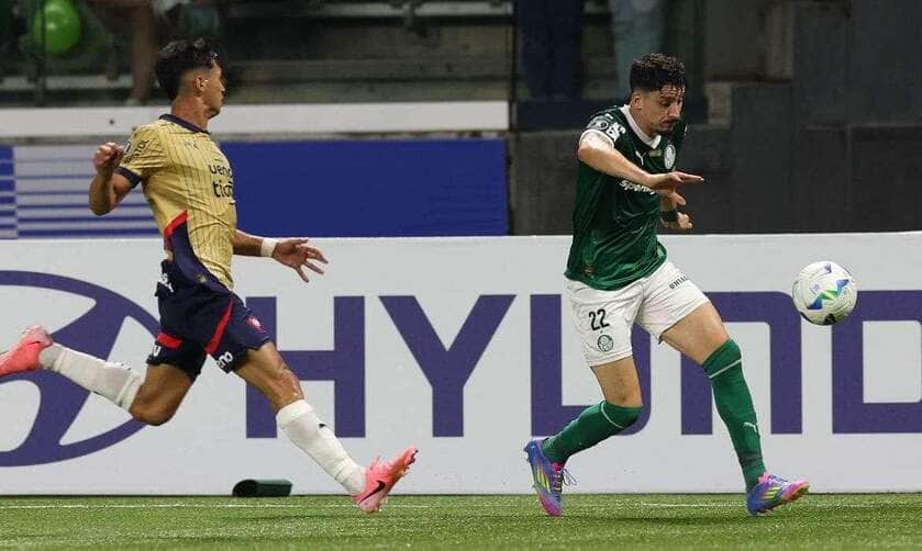 O jogador Joaquín Piquerez, da SE Palmeiras, disputa bola com o jogador do C Cerro Porteño, durante partida válida pela fase de grupos, da Copa Libertadores, na arena Allianz Parque. (Foto: Cesar Greco/Palmeiras/by Canon)