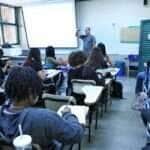 Brasília (DF), 13/02/2025 - Programa Pé de Meia. Professor durante aula para alunos da escola Setor Oeste. Foto: Antônio Cruz/Agência Brasil