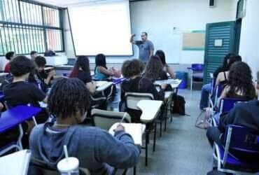 Brasília (DF), 13/02/2025 - Programa Pé de Meia. Professor durante aula para alunos da escola Setor Oeste. Foto: Antônio Cruz/Agência Brasil