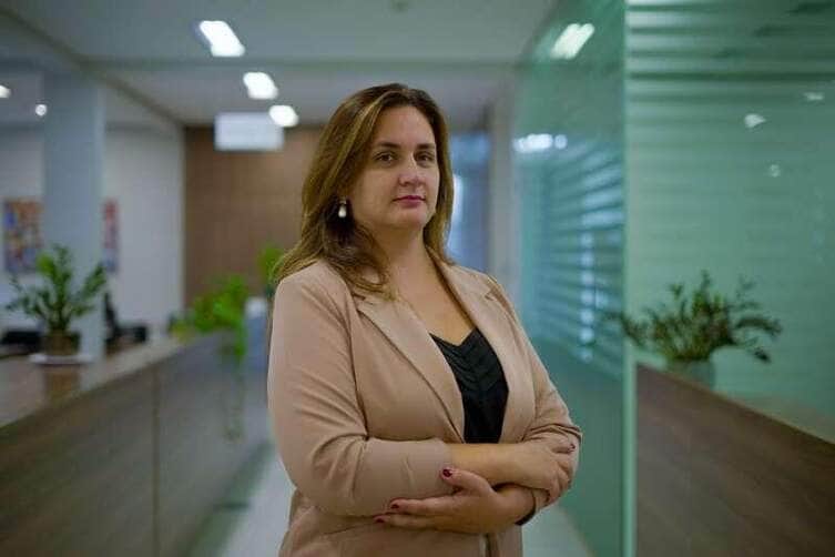 Médica especialista em Medicina de Família e Comunidade retorna ao comando da pasta após licença-prêmio; Keli Paludo Fernandes é reconhecida pelo trabalho à frente da secretaria