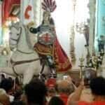 Rio de Janeiro (RJ), 23/04/2024 – Fiéis participam de celebração em homenagem ao Dia de São Jorge no centro do Rio de Janeiro. Foto: Tomaz Silva/Agência Brasil