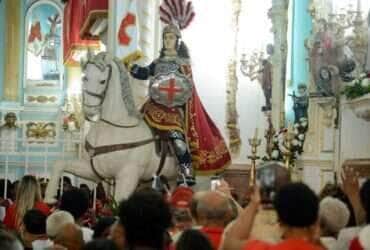 Rio de Janeiro (RJ), 23/04/2024 – Fiéis participam de celebração em homenagem ao Dia de São Jorge no centro do Rio de Janeiro. Foto: Tomaz Silva/Agência Brasil