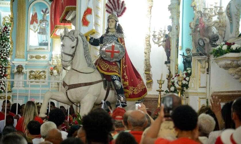 Rio de Janeiro (RJ), 23/04/2024 – Fiéis participam de celebração em homenagem ao Dia de São Jorge no centro do Rio de Janeiro. Foto: Tomaz Silva/Agência Brasil
