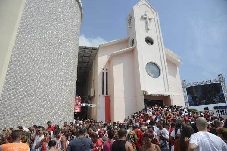 Tomaz Silva/Agência Brasil Fiéis lotam a igreja de São Jorge, em Quintino, na zona zorte do Rio de Janeiro em comemoração ao dia do Santo.
