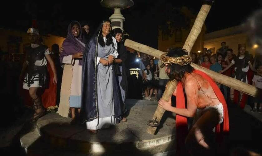 Sexta-Feira Santa - Encenação da via sacra de Jesus Cristo, durante a Procissão do Fogaréu na cidade de Goiás (Marcello Casal Jr/Agência Brasil)
