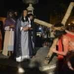 Sexta-Feira Santa - Encenação da via sacra de Jesus Cristo, durante a Procissão do Fogaréu na cidade de Goiás (Marcello Casal Jr/Agência Brasil)