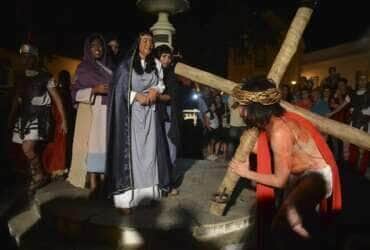 Sexta-Feira Santa - Encenação da via sacra de Jesus Cristo, durante a Procissão do Fogaréu na cidade de Goiás (Marcello Casal Jr/Agência Brasil)