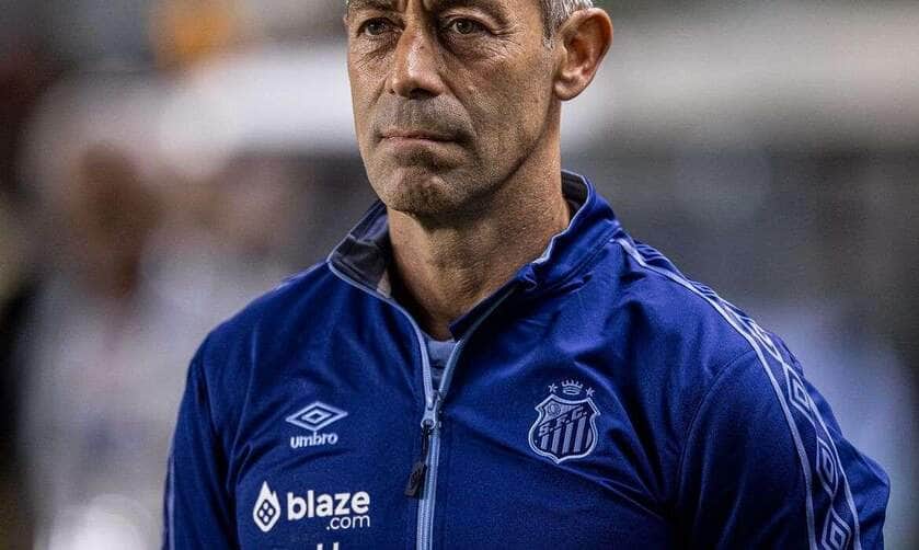 Técnico Pedro Caixinha é demitido do Santos no dia seguinte à derrota por 1 a 0 para o Fluminense fora de casa - em 14/04/2025